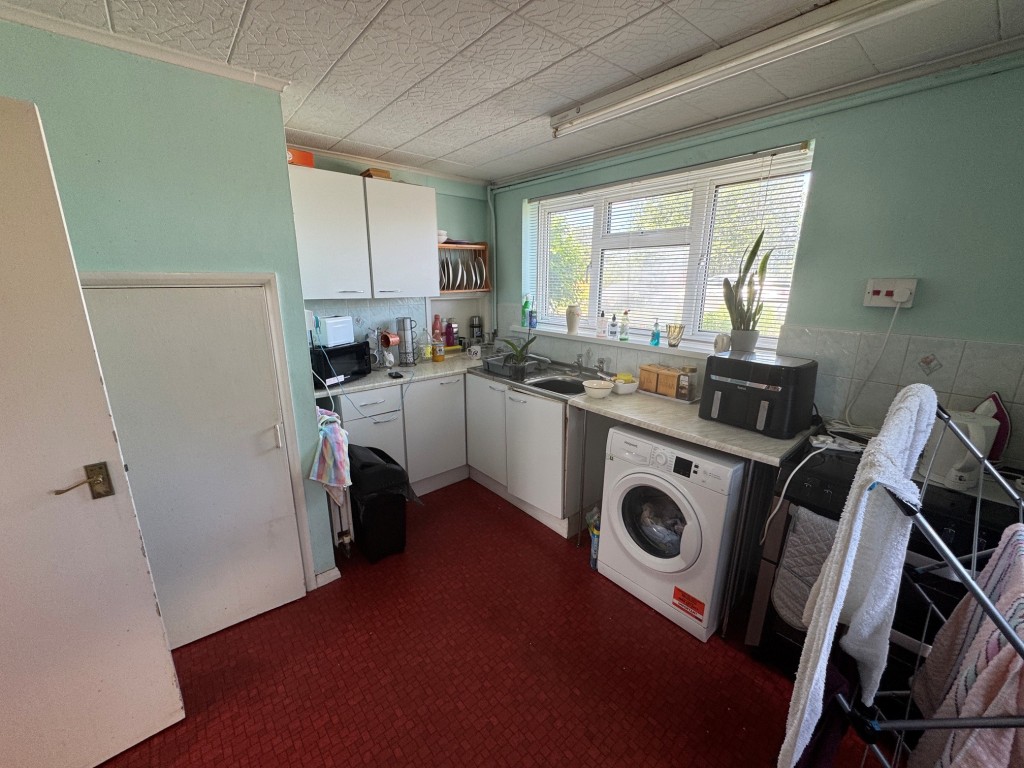 Lot: 112 - FREEHOLD STATUTORY RESIDENTIAL INVESTMENT - Kitchen